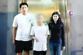 别样的浪漫！新婚夫妻度蜜月旅行抓回个嫌疑犯图片