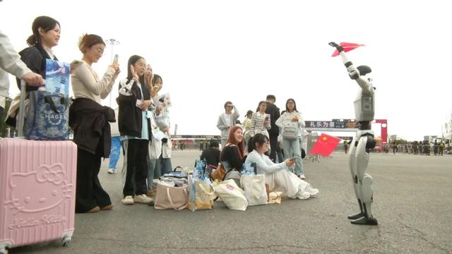 成安音乐节AI机器人门口迎客