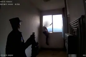 又美又飒！小个子女警瞬间拽回男子一条命图片