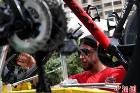 2024第二十三届环青海湖国际公路自行车赛打响揭幕战图片