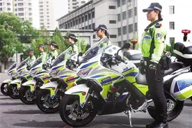 省公安厅为兰州公安交警调配警用摩托车图片