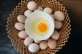 每天吃2个鸡蛋身体有什么好处？图片