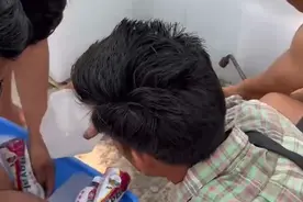 缅甸曼德勒一公寓飘出腐臭味，遇难者大多来自缅甸北部，华人企业捐赠冰块抵达图片