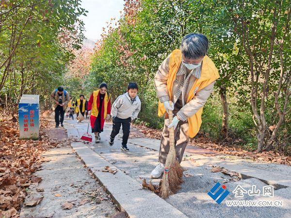 文旅志愿服务走进丹阳水晶山 让市民游玩健身更舒心