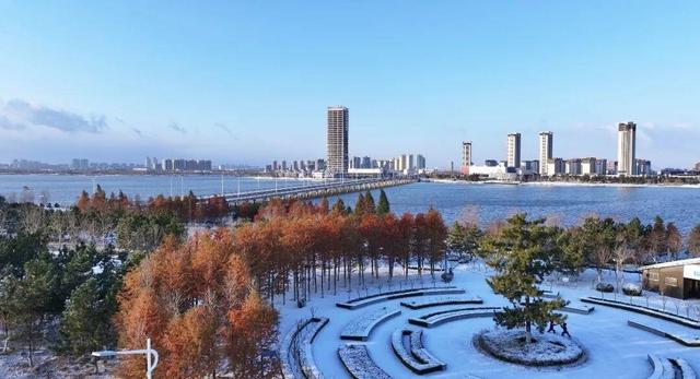 初雪染南海 高铁赴雪约