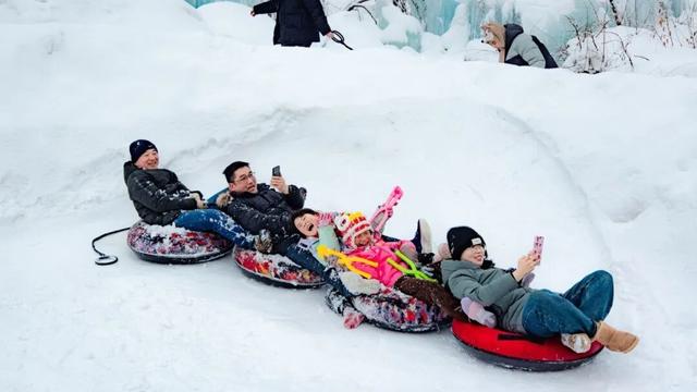这个冬天，别再“猫冬”啦！300米超长滑道，来这开启嬉冰赏景的雪上之旅