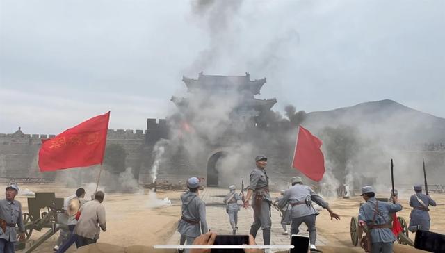 “军号一响，血脉觉醒”，山东一景区NPC带着数百游客攻打“县城”，游客：特意买了三把道具步枪，体验感满满