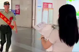 这一幕甜到心里！女生手捧鲜花接退伍男友回家，“你用青春守护祖国，我用青春守护你”图片