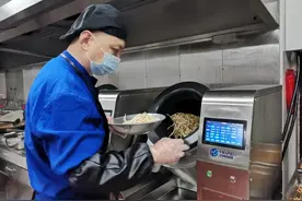 真香！“炒菜机器人”在武钢餐厅“上岗”图片