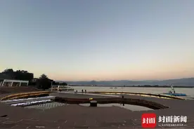 四川西昌邛海边喷泉有安全隐患？官方回应：为亲水平台，文明游览不存在溺水风险图片