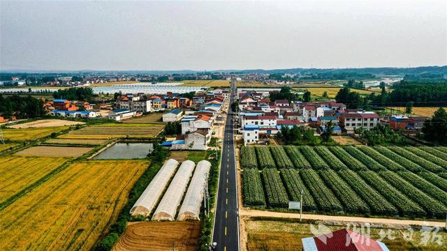 一线串景吸引千万游客 随州“心形”公路画圆