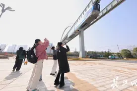 滴！大学生实践团打卡国内首条空轨 体验未来城市交通图片