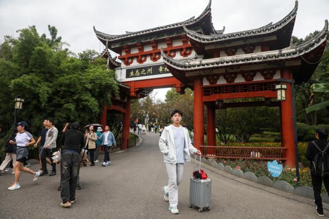 观山湖国庆首日人气爆棚：省博排长队 阿云朵仓碰杯声不断