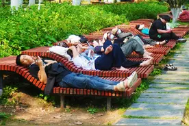 “躺到不想走了”，东湖景区躺椅走红，设计师：可平躺、盘腿坐，希望在其他公园推广图片