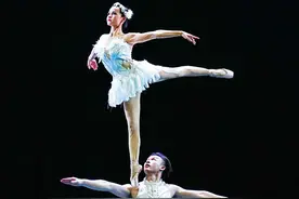 自贡杂技《肩上芭蕾》将“飞”进位于鄂尔多斯的文旅嘉年华图片