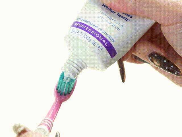 咖啡是白天喝的，牙是夜里变黄的