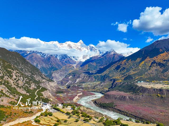 西藏林县：雅鲁藏布大峡谷秋景壮美