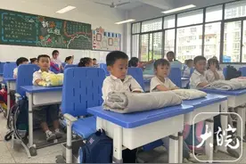 午休神器让孩子“躺睡” 已建成学校受空间限制难以“批量”解决图片