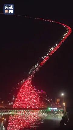 中国最大收费站出口24个车道几乎被填满！为何收费站没撤销？站长回应