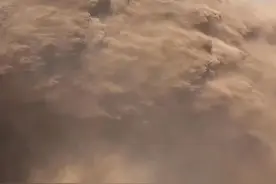 黄河小浪底水库排沙场面震撼，浊浪咆哮犹如万马奔腾，景区：明后两天将迎客流高峰图片