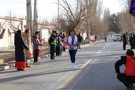 新疆库车：龟兹跑团领跑乡村马拉松图片