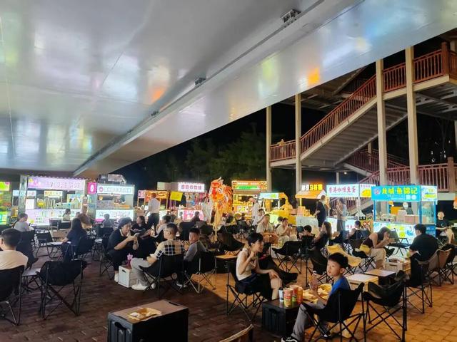 柳北烟火 |中秋夜！凤凰岭大桥把月亮「挂」在侗族飞檐下，邀你桥边赏月光、啃烤串，解锁3种神仙赏月姿势