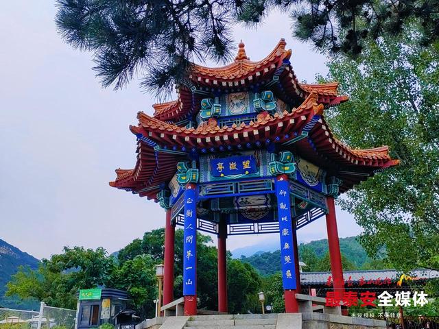 虎山公园楹联：笔墨融山水 一联一景见泰山