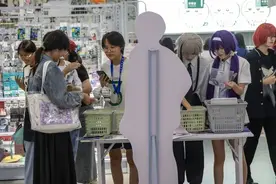 这届二次元社畜，选择背痛包去上班图片