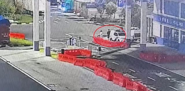 小情侣自驾来杭州漂流，半夜在高速上完厕所蒙了！“我们只能回南京……”