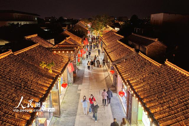 江苏扬州：“夜经济”点亮古街