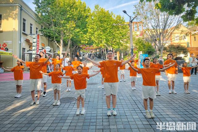 “爱在青岛的街头”快闪上演，老青少三代用歌舞燃动夏日