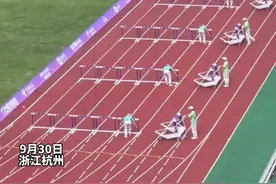 网友拍下亚运会摆放跨栏一幕，“摆不难，整齐划一太难了”一志愿者回应：这套动作练了俩月图片