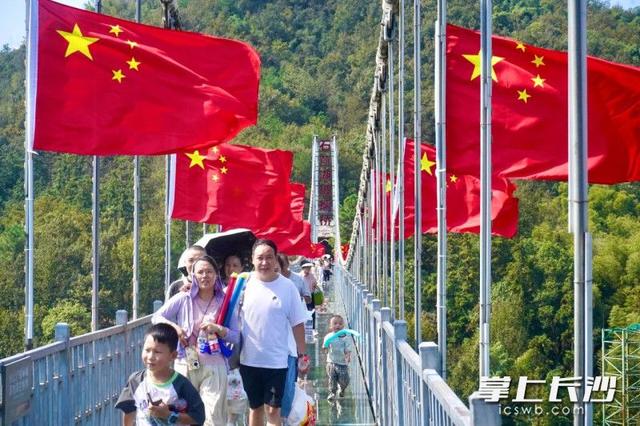 组图｜紫色花廊上线，石燕湖打造假日游玩新体验