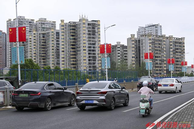 世界那么大 好想去怀化丨怀化城区主干道两侧国旗迎风飘扬