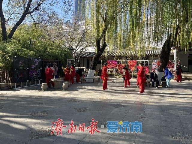 阳光洒满五龙潭 初冬景致引市民打卡休闲