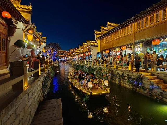 云梦：“狂人夏浪季”万人夜游祥云湾