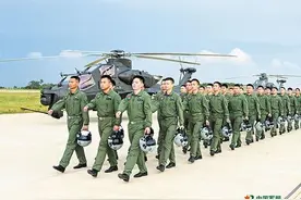 某陆航旅海上实弹射击训练：铁翼飞旋 低空突袭图片