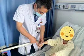 8岁女童小指伸不直不是小病，医生提醒：当心小儿尺神经损伤图片