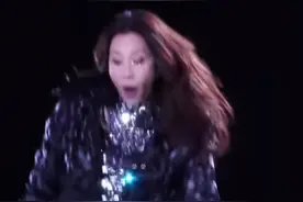 莫文蔚在演唱会上摔倒两次，网友：应变能力太强图片