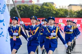 英姿飒爽，青春之歌！广东医20位00后姑娘获中国大学生国旗护卫队……图片