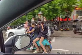 4人同挤一辆电动自行车！这些孩子在海南街头上演“危险杂技”图片