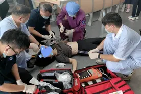 学生课堂晕倒，中大医学院师生合力抢救图片