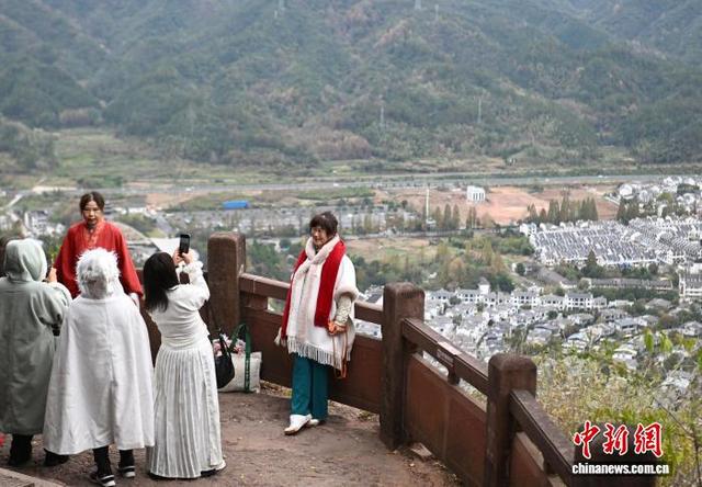 海外华文媒体打卡齐云山 感受多元化沉浸文旅体验