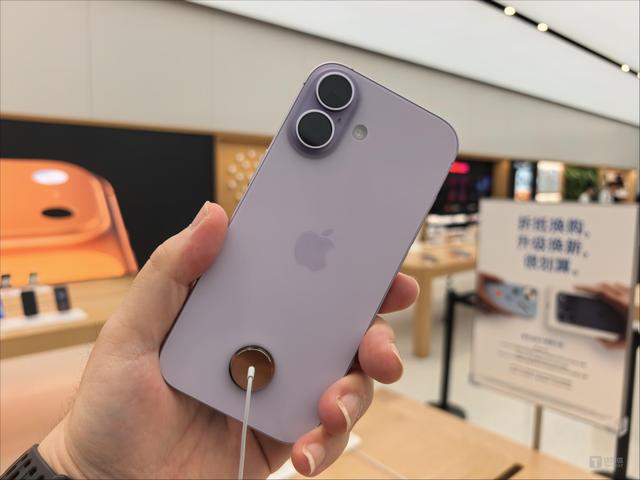iPhone 17 Launch Sparks Frenzy Across China as Fans and Scalpers Flock to Apple Stores