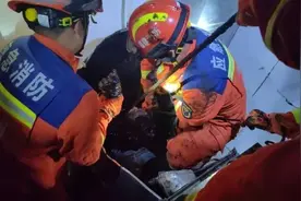 真“油腻”！男子五楼滑落油烟机管道，惨变……图片