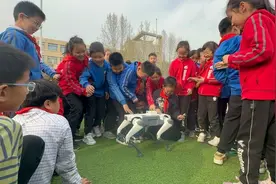 机器人“走”进学校！燕山小学的孩子们有了“新同学”图片