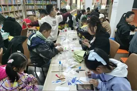 “迎国庆·传承多彩非遗”——敦化市图书馆举办“掐丝珐琅·书签手工制作”活动图片