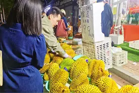 临沂榴莲市场一周降价30%！业内人士称将持续至月底图片