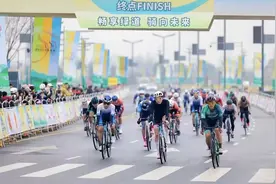 骑过五彩油菜花田 天府绿道国际自行车车迷赛首站收官图片