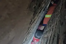 江西抚州：两小女孩玩耍不慎卡进两墙夹缝中 消防人员成功解救图片